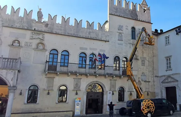 S suho paro nad nesnago in mikroorganizme na Pretorski palači