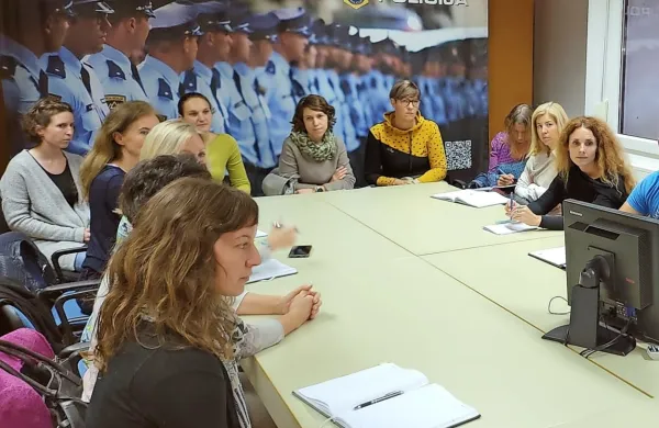 Na delovnem posvetu o nasilju v družini so  predstavniki CSD 
severna Primorska in policije pritrdili, da je njihovo sodelovanje 
zelo uspešno.  