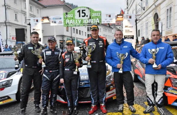 Najboljši v Idriji - Avstrijca Bernhard Ettel in  Raimund Baumschlager, zmagovalca Tara Berlot in Marko Grossi ter bronasta 
zamejca Federico Laurencich in Alberto Mlakar.