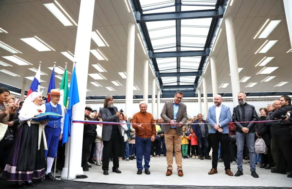 Danes je koprski župan Aleš Bržan slavnostno odprl prenovljeno 
mestno tržnico.