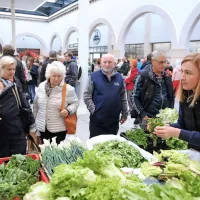 Po dolgih letih so koprske branjevke dočakale nadstre&scaron;ek na tržnici