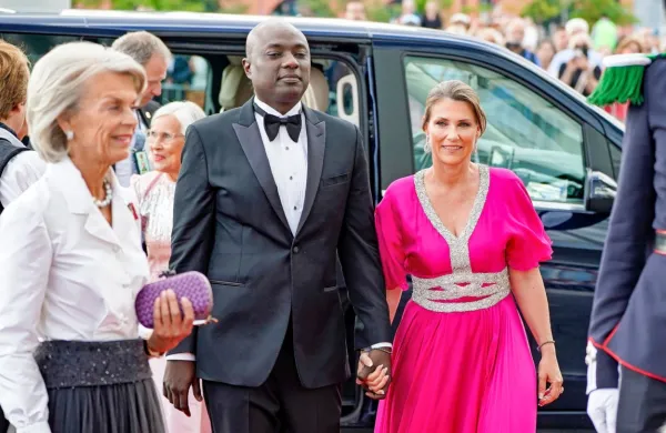  Norveška princesa Martha Louise je od junija zaročena z Durekom 
Verrettom, ki je v ZDA znan tudi kot šaman Durek.
