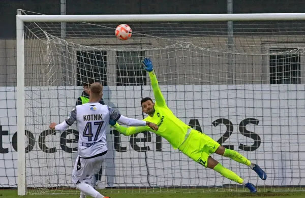 Tako je Andrej Kotnik pri vodstvu z najstrožje kazni Kopra poslal 
žogo proti tribuni namesto v mrežo mimo Matjaža Rozmana.