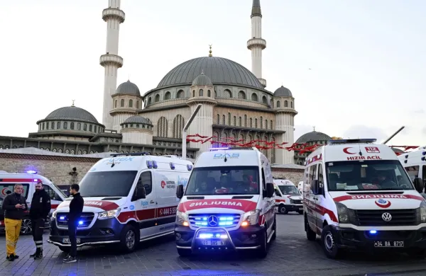 Eksplozija je odjeknila na ulici Istiqlal blizu trga Taksim v središču mesta v času, ko je bilo tam veliko ljudi.
