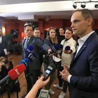 Kandidat za predsednika republike Anže Logar in njegovi podporniki rezultate drugega kroga volitev pričakujejo v lokalu v 
središču Ljubljane.