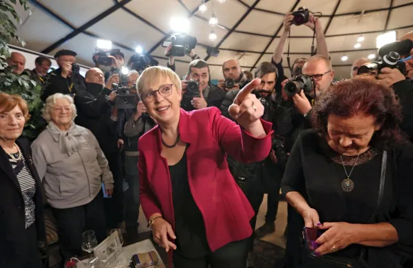 Predsedniška kandidatka Nataša Pirc Musar izide volitev skupaj s 
podporniki pričakuje v Ruski dači v ljubljanskih Gameljnah.