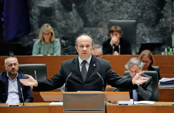 V opoziciji, na fotografiji je poslanec SDS Branko Grims, so 
prepričani, da bo migracij v prihodnje najverjetneje še več, zato 
mora Slovenija storiti vse, da učinkovito zavaruje južno mejo, a 
dela ravno nasprotno.