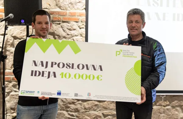 Luka Volk (levo) in postojsnki župan Igor Marentič