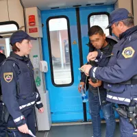 Policist Korva je s prstom pokazal na izkaznico migranta, kjer piše, 
da se lahko kot prosilec za azil giblje le na območju Ljubljane.