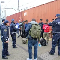 Tiste, ki nimajo dokumentov, običajno odpeljejo v Ilirsko Bistrico, 
kjer ugotovijo okoliščine njihovega prihoda v Slovenijo in jih ali 
vrnejo hrvaškim kolegom ali odpeljejo v azilni dom.