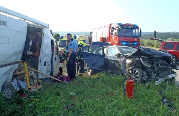 Pred štirimi leti je  voznik  z  BMW-jem  na  lokalni cesti  med  
Belvederjem  in Strunjanom  silovito  treščil  v  parkiran  avtodom. 
Francoske  turiste  so  iz    uničenega  vozila  rešili koprski  poklicni  
gasilci.    