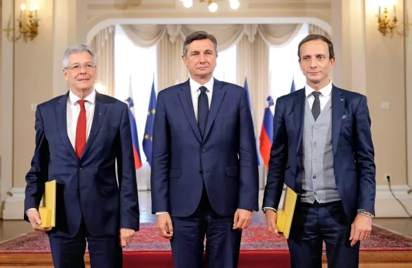 Predsednik republike Borut Pahor (v sredini) je danes na slovesnosti v predsedniški palači z zlatim redom za zasluge odlikoval 
predsednika Furlanije-Julijske krajine Massimiliana Fedrigo (desno) in deželnega glavarja avstrijske Koroške Petra Kaiserja. 
