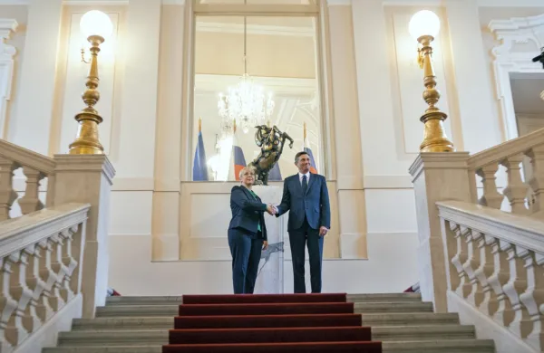 Prvo srečanje med predsednikom republike Borutom Pahorjem in 
novoizvoljeno predsednico Natašo Pirc Musar je bilo po njunih 
besedah 