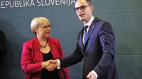Nataša Pirc Musar in Anže Logar sta tekmo sklenila s stiskom rok 
in objemom. 