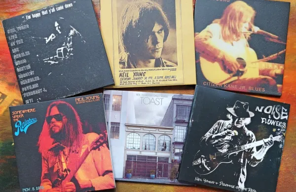   Neil Young je  tudi letos izdal več albumov iz arhivske zakladnice, prihaja pa še čisto nov  World Record.  