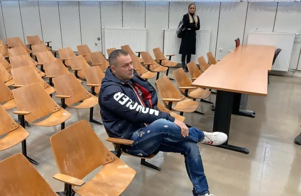 Kristijan  Kamenik je  tudi včeraj  na  celjskem  sodišču zavrnil  očitke  
tožilstva,  ki  ga  bremeni  štirikratnega umora  v  Tekačevem.  
