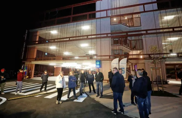 Po slovesnem odprtju nove parkirne hiše so si lahko obiskovalci ogledali energični nastop plesalcev Plesne 
šole Fiona in prisluhnili koncertu skupine Tabu ter se družili  na priložnostni zakuski.