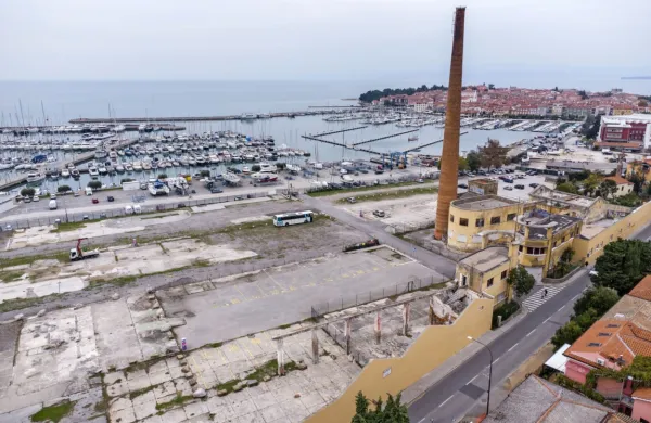 Parkirišče na območju Arga je nabito polno  poleti in ob koncih 
tedna spomladi in jeseni, zdaj pa sameva. 