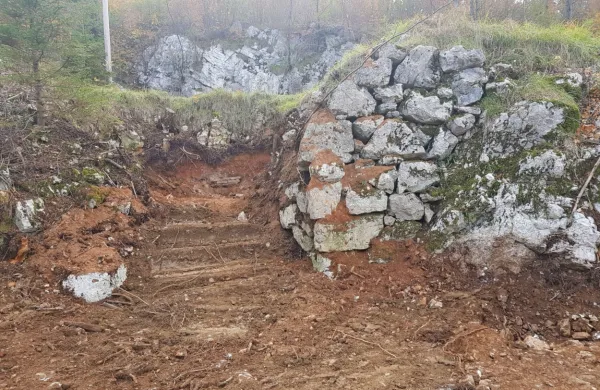 Na gozdni poti so številne lokalne zanimivosti. 
