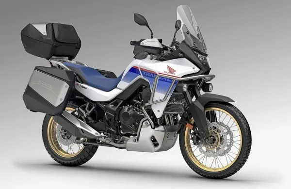 Na salonu motociklov v Milanu so Hondini možje prvič predstavili 
novo generacijo modela transalp, ki ima vgrajen nov dvovaljni 
motor, ki so ga pred tem razvijali za model hornet.

 