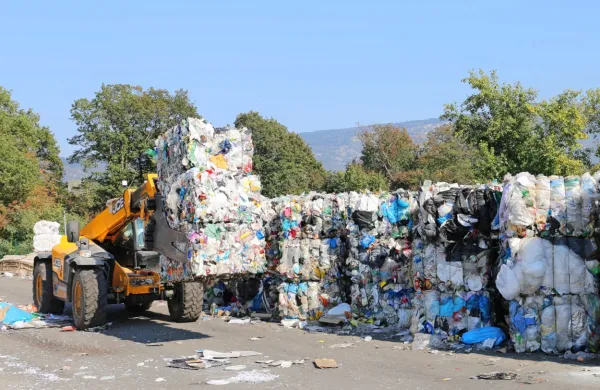 S kopičenjem odpadne embalaže se soočajo v  marsikaterem  
zbirnem centru za ravnanje z odpadki. Tudi v novogoriškem v Stari 
Gori (na fotografiji).  
