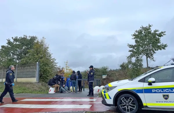 Prebežniki pe&scaron; in z avtom proti zahodu