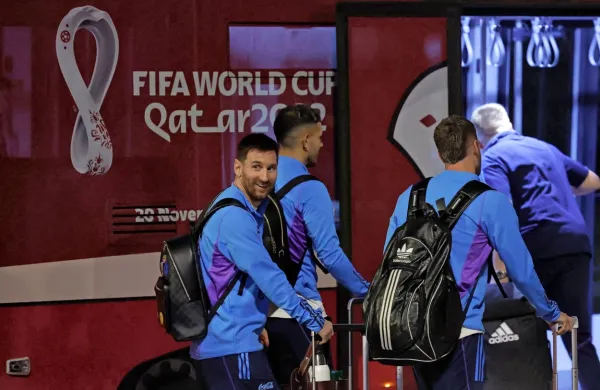 Argentinci z Lionelom Messijem (levo) so v Katar prispeli včeraj, 
svojo uvodno tekmo svetovnega prvenstva s Savdsko Arabijo pa 
bodo odigrali v torek.   