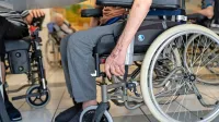 Novela zakona o dolgotrajni oskrbi prinaša zamik izvajanja zakona 
na področju dolgotrajne oskrbe v instituciji in na področju 
oskrbovalcev družinskih članov. Vse ostale pravice bi se tako ali 
tako začele izvajati 1. julija 2024, tako da novela nanje ne 
vpliva. 