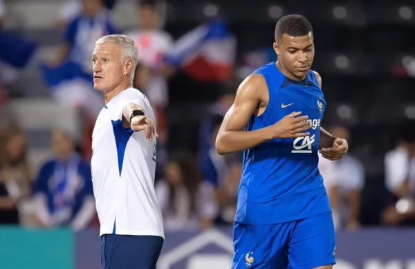 Selektor Didier Deschamps (levo) in Kylian Mbappe bosta Francijo 
v Katarju poskušala obdržati na svetovnem prestolu.  