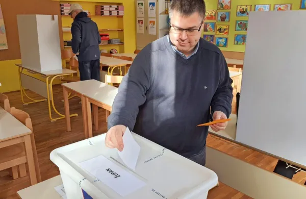 Miha Stegel danes na svojem volišču