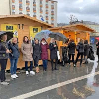 Igor Marentič (skrajno levo) se je lahko novega mandata veselil že vnaprej, saj je bil edini županski kandidat, kandidati 
njegove liste za občinski svet pa so volilce - tudi s pečenim kostanjem - še v petek nagovarjali na mestnem trgu.