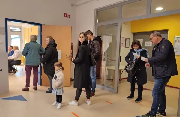 V Ankaranu je na voliščih že kar precejšnja gneča.
