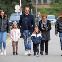 Boris Popovič je na volišče prišel v družbi družine