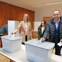 Dosedanji župan Občine Renče-Vogrsko Tarik Žigon je dopoldan v 
Renčah volil v družbi žene in hčerke.