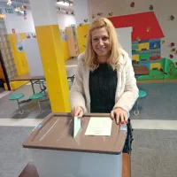 Sara Krošelj, sicer učiteljica slovenščine, ki za županjo kandidira v 
Občini Šempeter-Vrtojba, je na volišče v Vrtojbi prišla s podporniki.