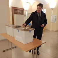 Milan Turk se poteguje za četrti mandat župana Občine Šempeter-Vrtojba. Volitev se je udeležil z družino. (Foto: Ana Cukijati)