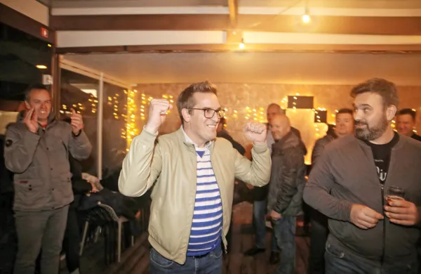 Župan Klemen Miklavič je lahko upravičeno zaskrbljen, saj je na 
drugem mestu krepko zaostal za Samom Turelom (na fotografiji), 
ki je v prvem krogu dobil dobrih 42 odstotkov glasov.