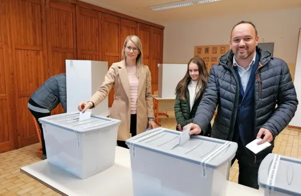 Tarik Žigon danes z družino na svojem volišču