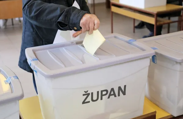 Odprla so se voli&scaron;ča za osme lokalne volitve v zgodovini Slovenije