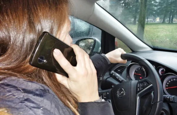 Od  danes  do  nedelje  bodo  policisti  preverjali  spoštovanje  prepovedi  telefoniranja      med  vožnjo.  