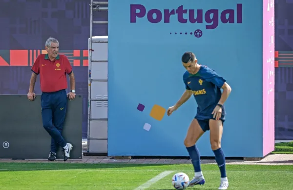 Cristiano Ronaldo (z žogo) in portugalski selektor Fernando Santos (levo) bosta prvi izziv v Katarju sprejela v četrtek proti reprezentanci Gane. 