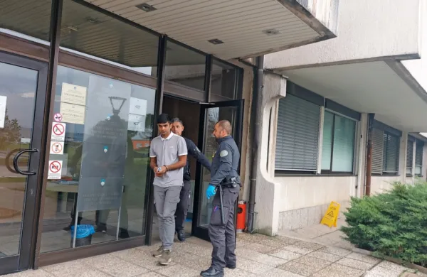 Mladi Pakistanec  je povedal,  da  so  tudi njegovi  starši  organizatorjem  za  pot  iz  Bosne  in  Hercegovine  plačali  3200  evrov.