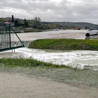 FOTO: Zaradi visoke plime poplavilo precej&scaron;nji del Izole in Pirana, avte je zibalo kot barke