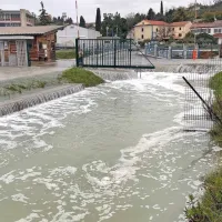 FOTO: Zaradi visoke plime poplavilo precej&scaron;nji del Izole in Pirana, avte je zibalo kot barke