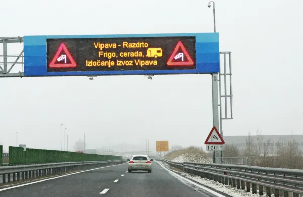 Po podatkih prometno-informacijskega centra za državne ceste je 
zaradi burje na vipavski hitri cesti med razcepom Nanos in 
priključkom Selo ter na regionalni cesti Razdrto-Vipava prepoved 
prometa za počitniške prikolice, hladilnike in vozila s ponjavami.