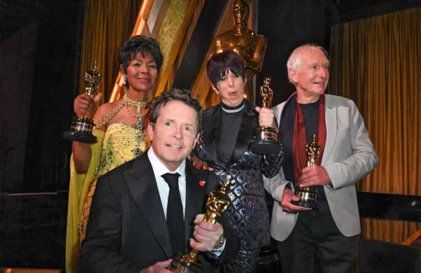 Poleg Michaela J. Foxa so častnega oskarja prejeli še (zadaj z leve) 
režiserka Euzhan Palcy, glasbenica Diane Warren in  režiser Peter 
Weir.