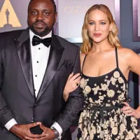 Jennifer Lawrence v družbi soigralca v filmu Causeway Briana 
Tyreeja Henryja