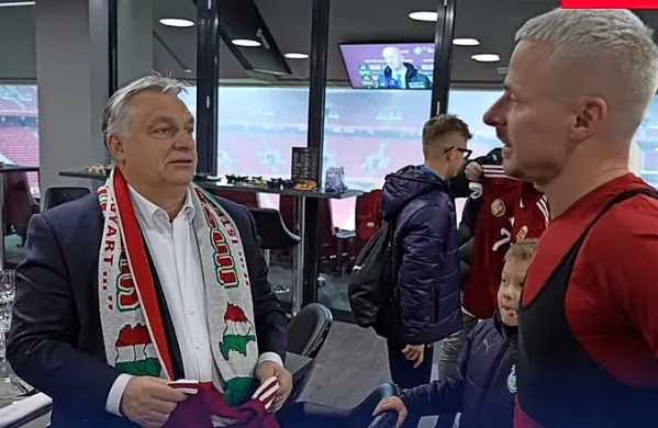 Viktor Orban je na nogometni tekmi Madžarske proti Srbiji nosil 
navijaški šal z zemljevidom Velike Madžarske. 
