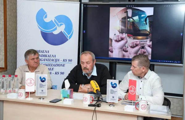 V Sindikatu  voznikov avtobusov opozarjajo, da bodo verjetno 
stavkali, če bo sprejeta novela o   delovnem času voznikov.