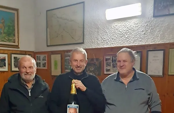 Erik Modic je v nedeljo nazdravil s “svojo” penino v spremstvu 
predlagatelja njegove kandidature Valterja Makovca (desno) in 
prvega župana komenske občine Jožefa Adamiča (levo).